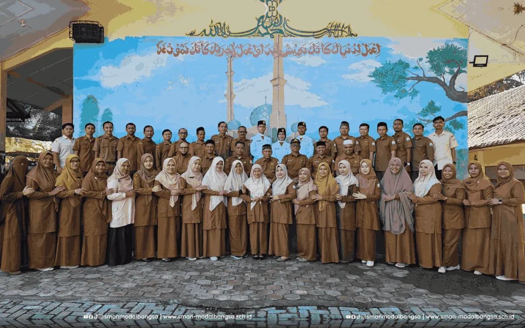 Kacabdin Aceh Besar Pimpin Upacara di SMAN Modal Bangsa: Apresiasi Prestasi dan Inovasi Sekolah