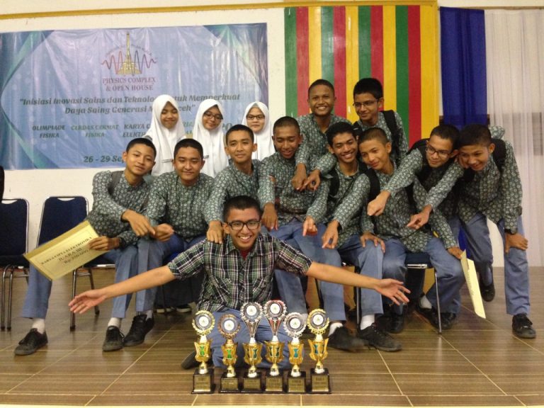 Mosa Borong Juara Lomba Fisika