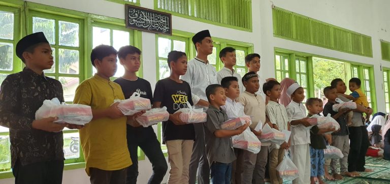 Siswa Mosa Berbagi Kebahagiaan Dengan Puluhan Anak Yatim Dalam Acara Zikir Dan Do'a Bersama