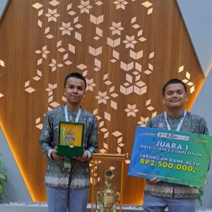 T.M Al Asy'ari dan Hasri Rebut Piala Bergilir Statistika USK