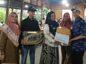 Kak Eva dan OSIS Mosa Menyerahkan Bantuan kepada Warga Aceh Tamiang