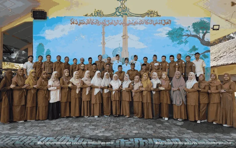Kacabdin Aceh Besar Pimpin Upacara di SMAN Modal Bangsa: Apresiasi Prestasi dan Inovasi Sekolah